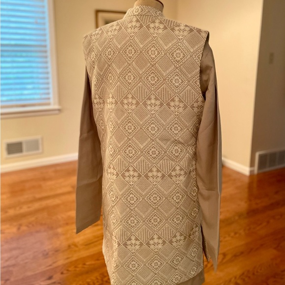 BRAND NEW NEVER WORN Indian/Pakistani Sherwani and Pant with Embroidered Jacket - Picture 6 of 8